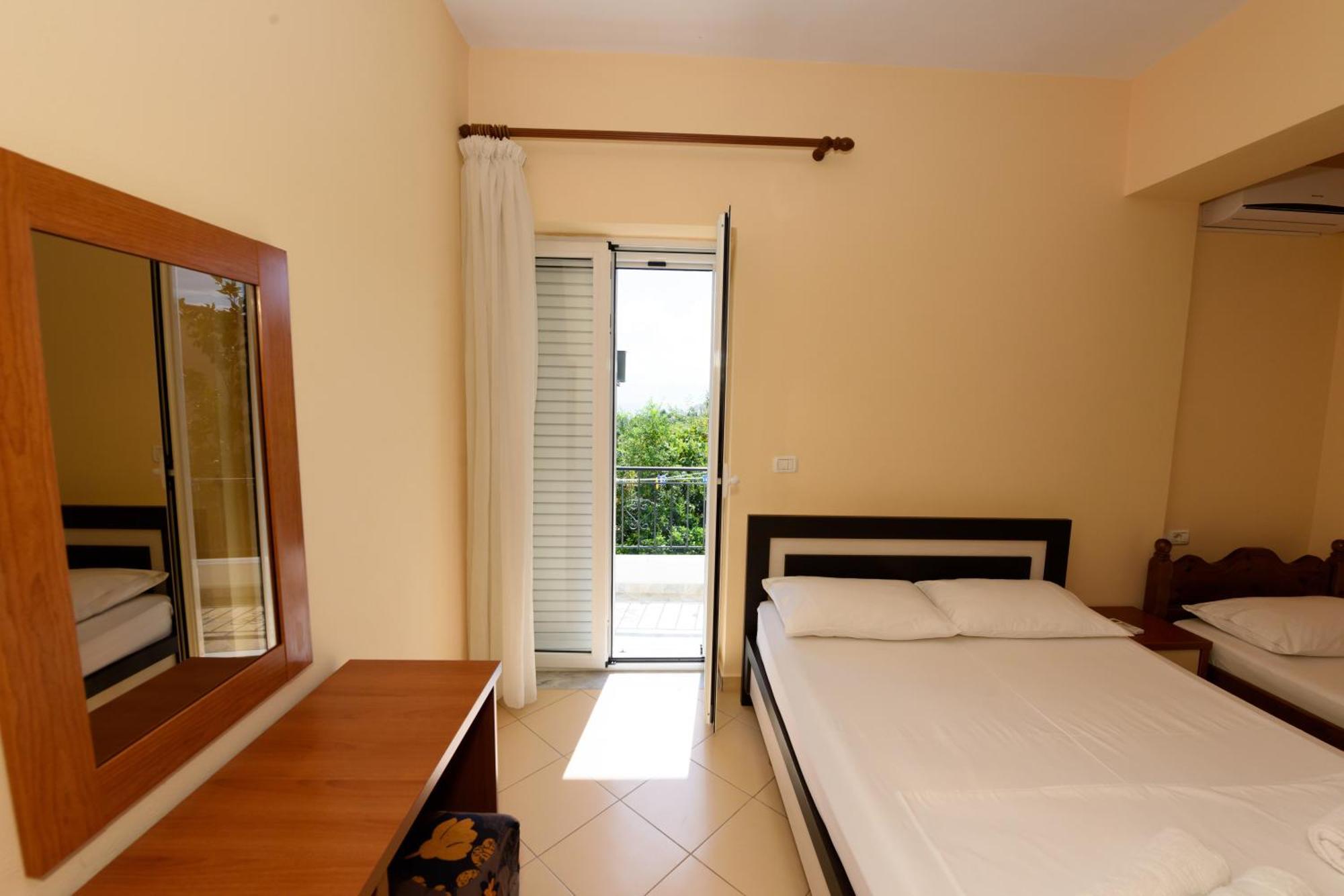 Vasili'S Family Apartments Himare Ngoại thất bức ảnh